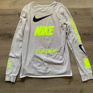 Mens medium Nike long sleeve. In good condition.